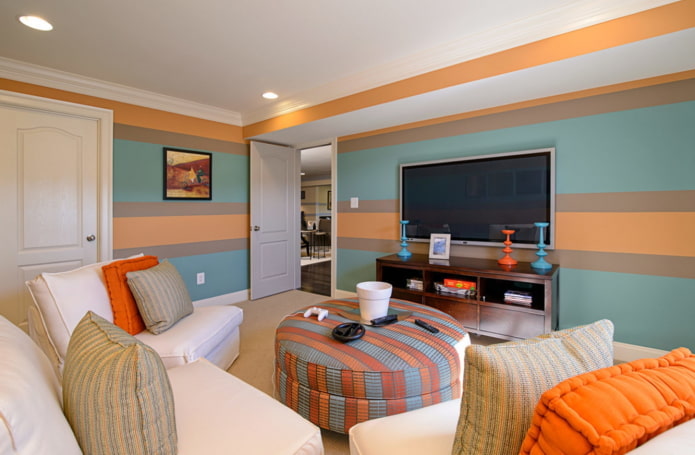 turquoise en oranje strepen op de muur