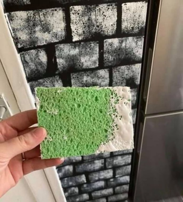 wit metselwerk met een spons