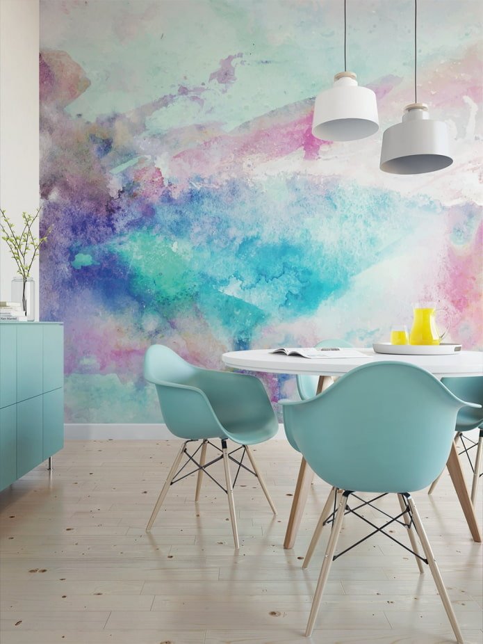 roze en blauw aquarelvlekken op de muur