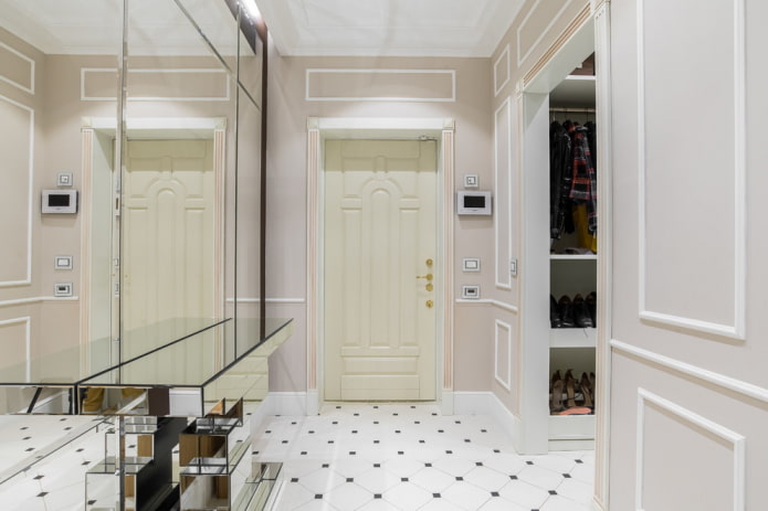 deurontwerp in het interieur in neoklassieke stijl