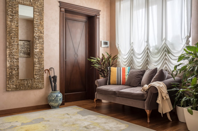 ganginterieur in neoklassieke stijl