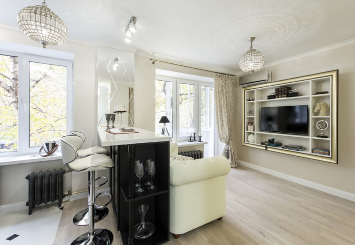 TV in een nis met planken in het interieur
