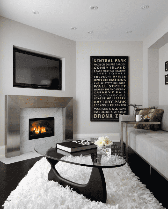TV in een nis boven de open haard in het interieur
