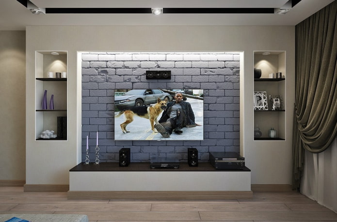 TV in een nis met achtergrondverlichting aan de binnenkant