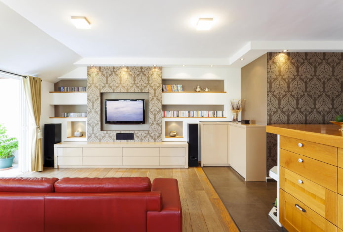 TV in een nis bedekt met behang in het interieur