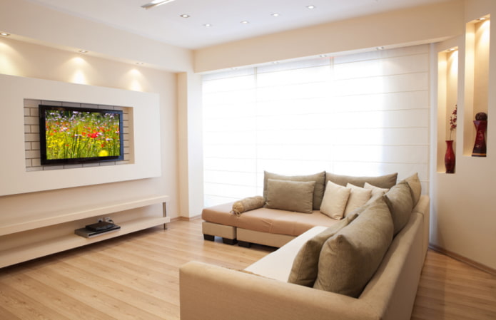 TV in een nis van gipsplaat in het interieur