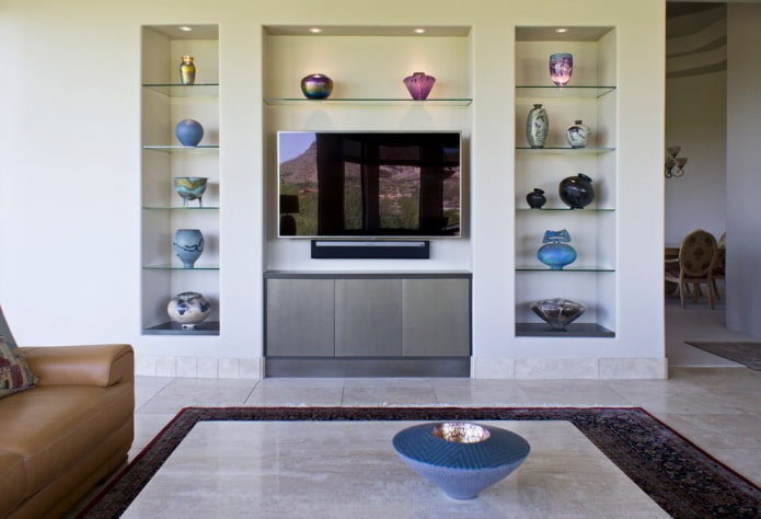 TV in een nis met planken in het interieur