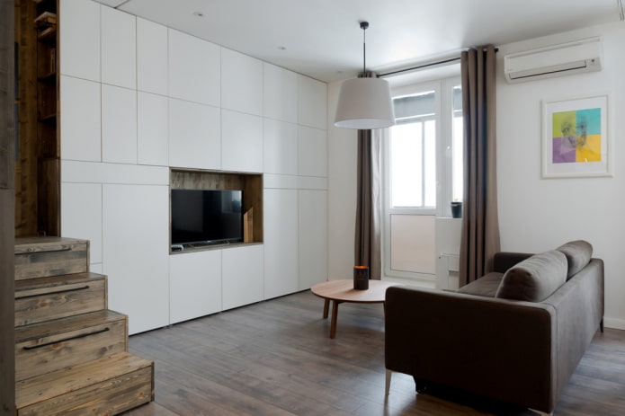 TV in een nis in het interieur van de woonkamer