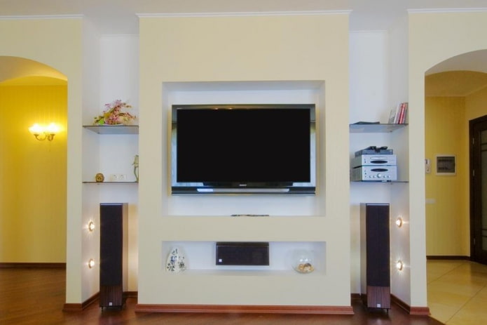 TV met luidsprekers in een nis in het interieur