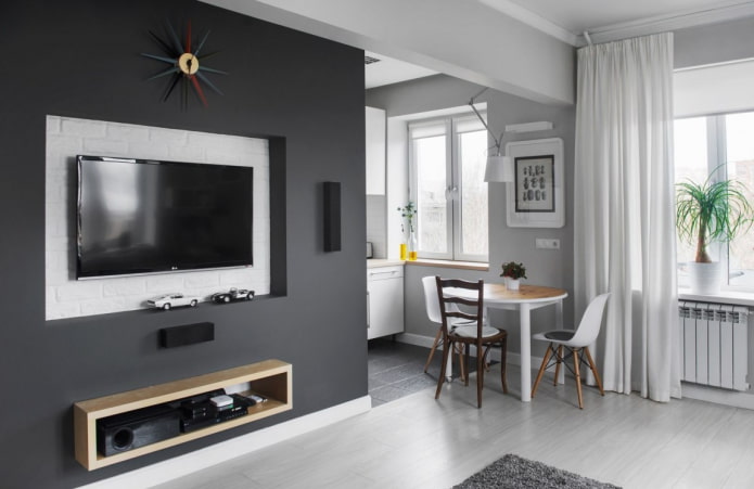 TV in een nis van gipsplaat in het interieur