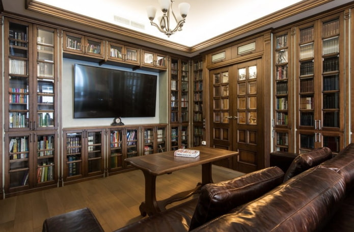 TV in een meubelnis in het interieur
