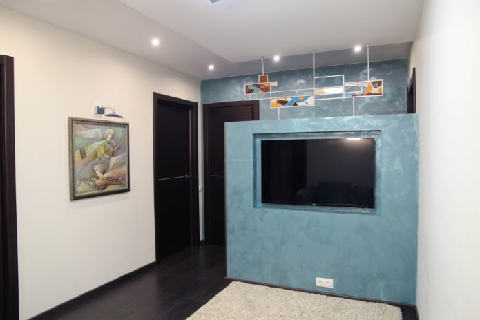 TV in een nis in een scheidingswand in het interieur