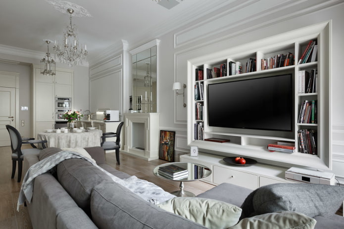 TV in een nis met planken in het interieur