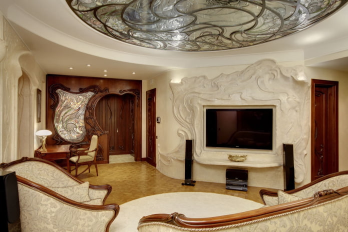 TV in een nis met stucwerk in het interieur