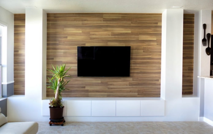 TV in een nis van laminaat in het interieur