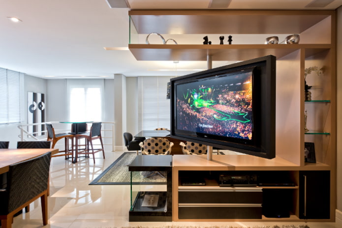 Tv in een draaibare nis in het interieur