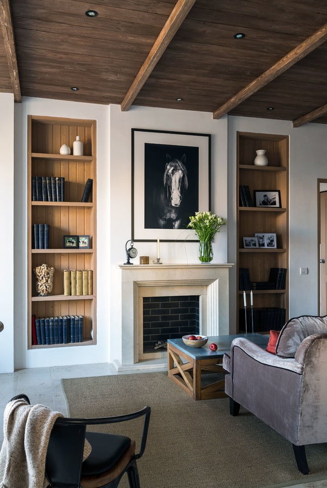 nis met planken in het interieur