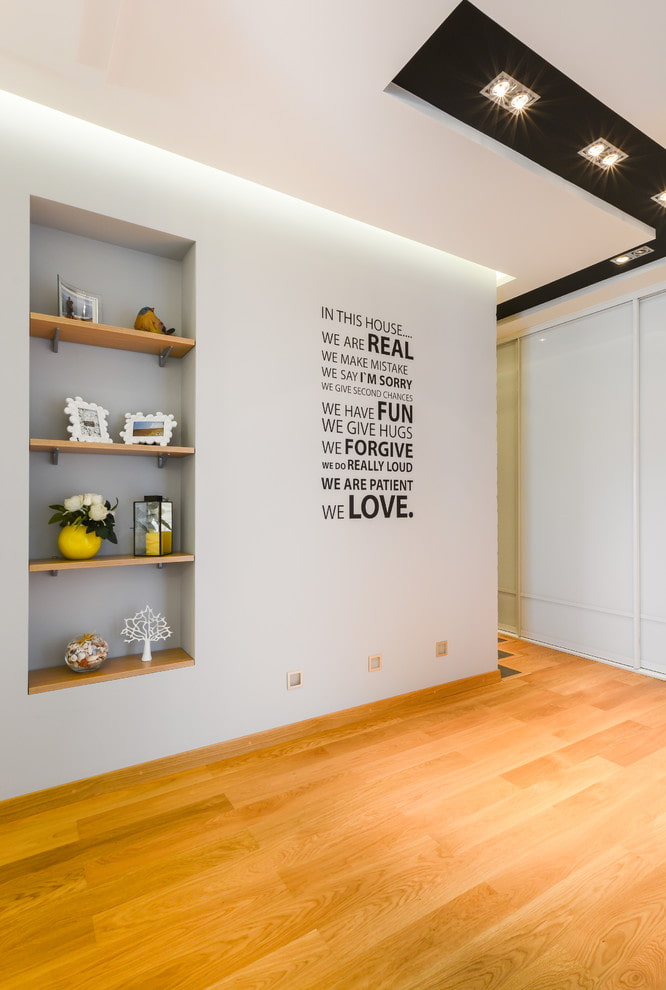 nis met planken in het interieur