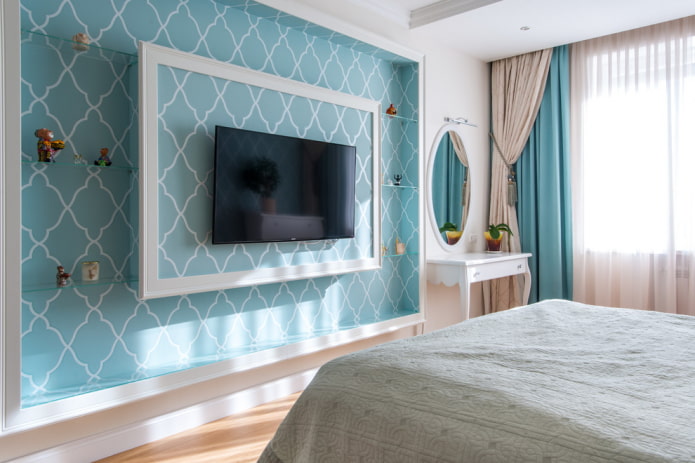 nis met behang in het interieur van de slaapkamer