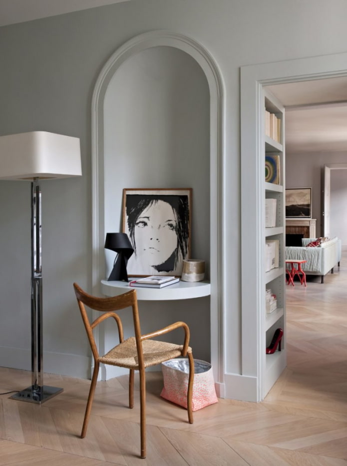 muur met een halfronde nis in het interieur