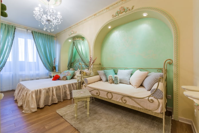 nis met decoratief pleisterwerk in het interieur van de kinderkamer