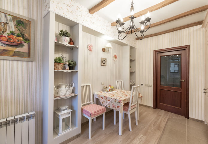 muur met nis in het interieur in Proven?aalse stijl