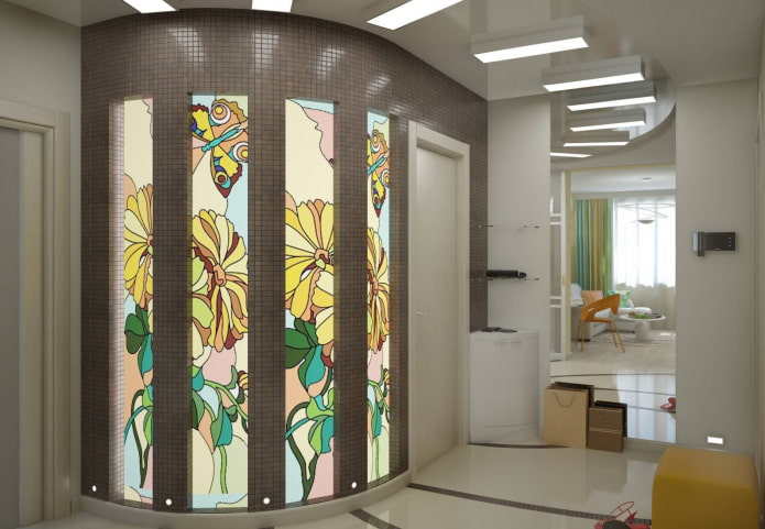 nissen met glas-in-lood in het interieur van de gang