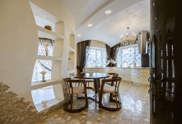 muur met doorlopende nissen in het interieur