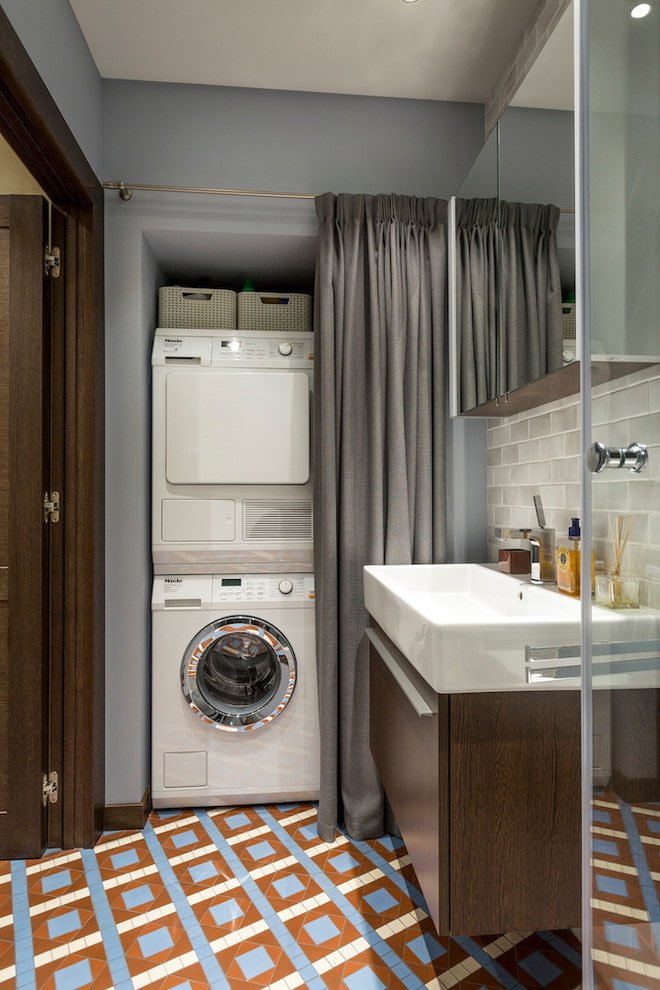nis met een wasmachine in het badkamerinterieur