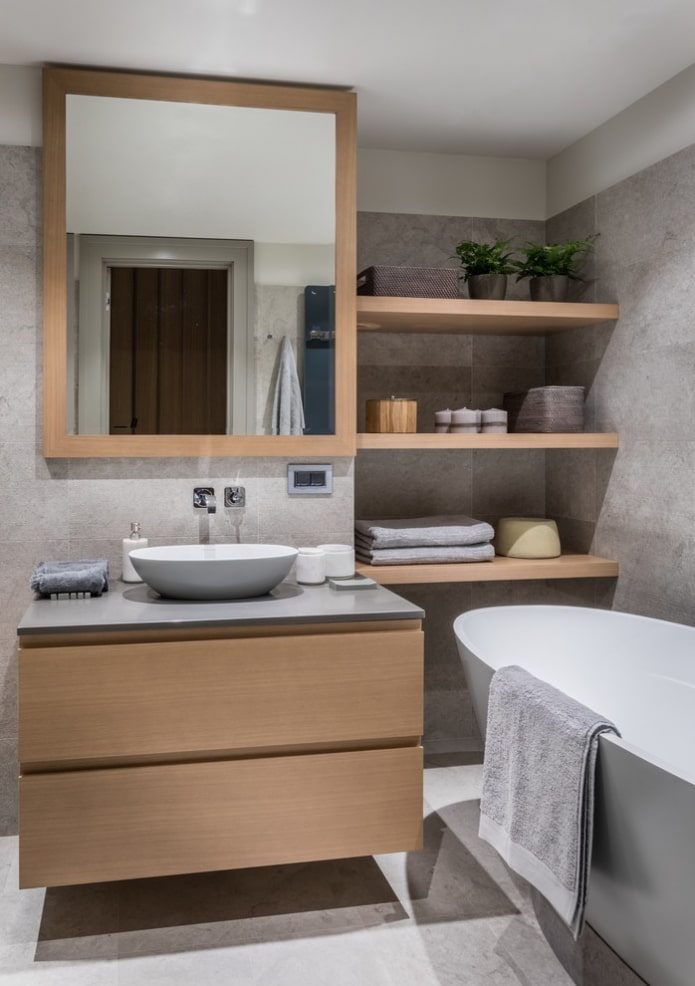 nis met houten planken in het interieur van de badkamer