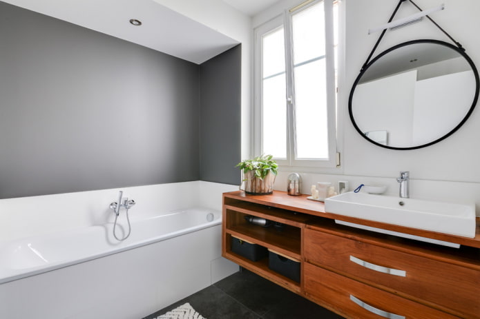 nis met bad in het interieur van de badkamer