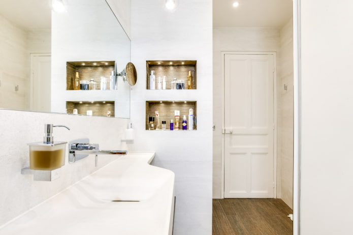 nissen voor shampoo in het badkamerinterieur