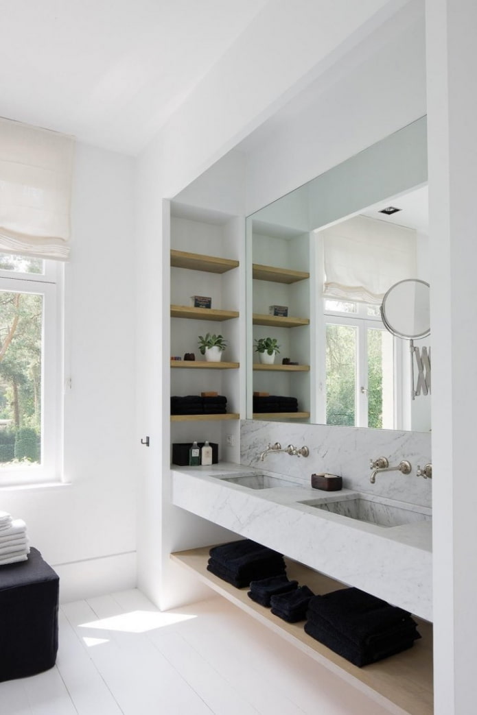 nis met wastafel in het badkamerinterieur