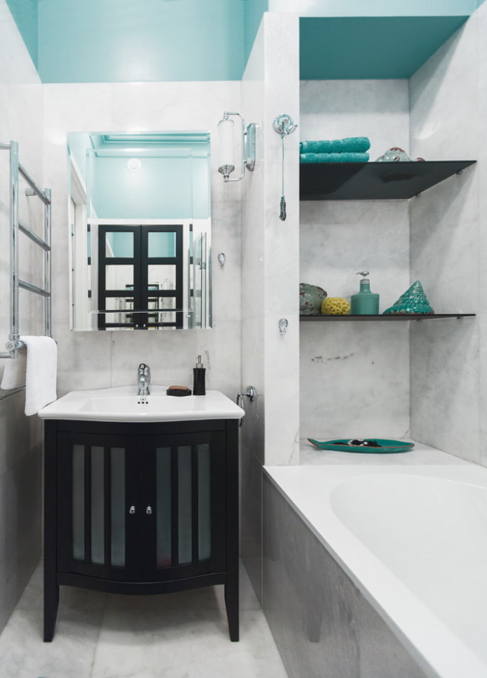 nis met kunststof planken in het interieur van de badkamer