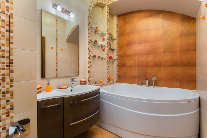 nis met glazen planken in het interieur van de badkamer