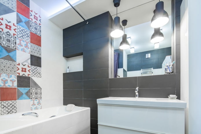 nis met een spiegel in het interieur van de badkamer