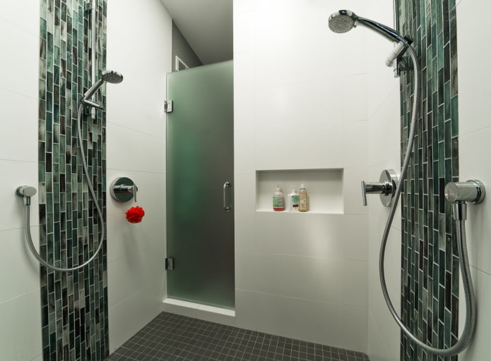 nis voor shampoo in het badkamerinterieur