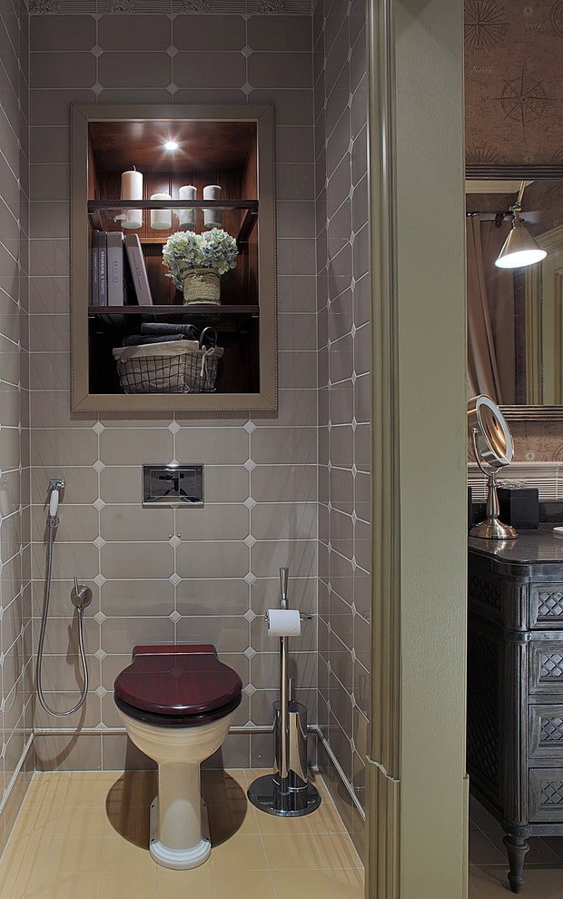 nis achter het toilet in het interieur