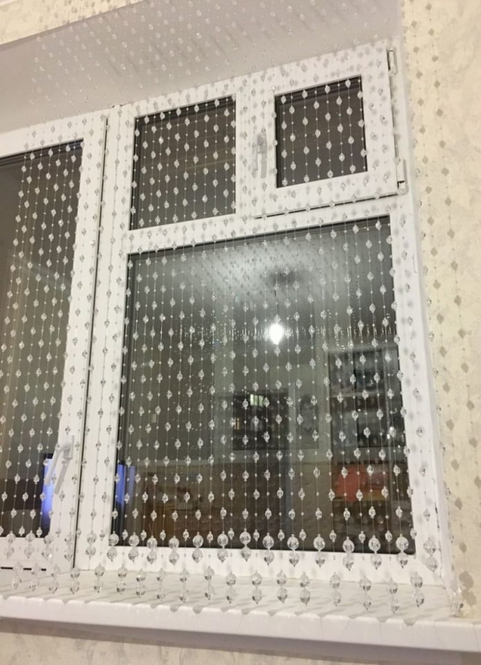 ontwerp van draadgordijnen in het keukeninterieur