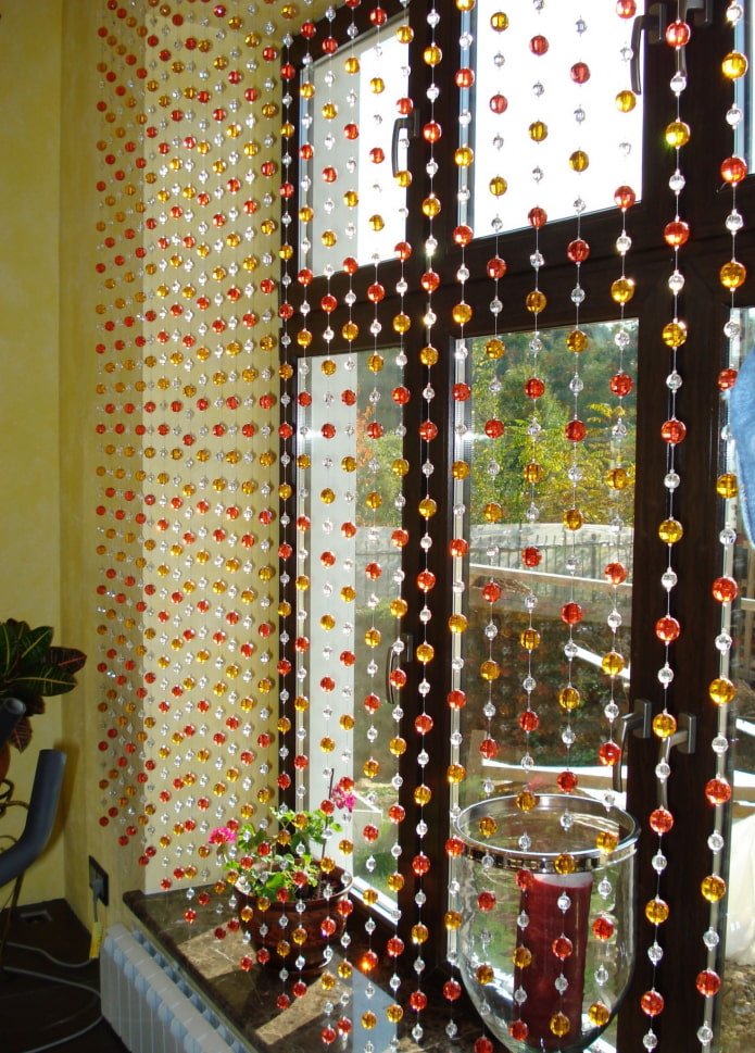 ontwerp van draadgordijnen in het keukeninterieur