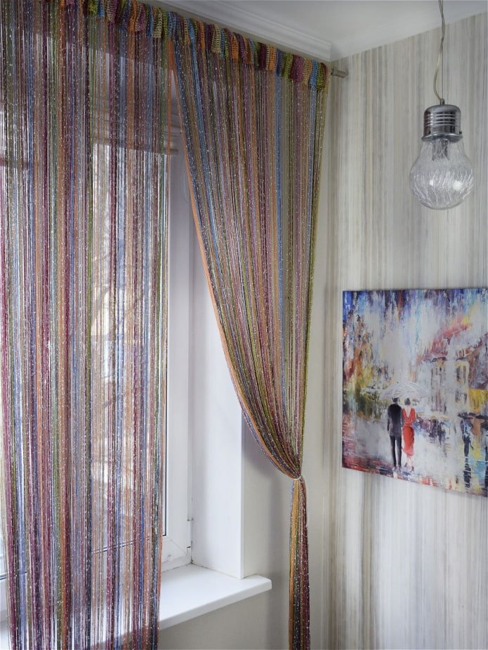 ontwerp van draadgordijnen in het keukeninterieur