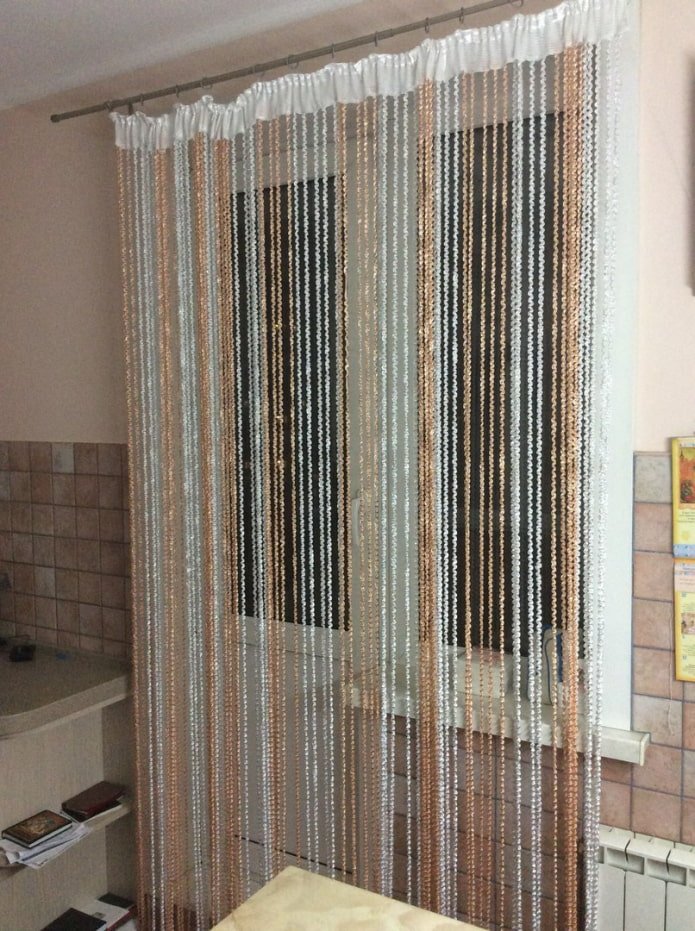 ontwerp van draadgordijnen in het keukeninterieur