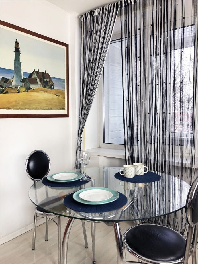 gordijnen met draden in het keukeninterieur