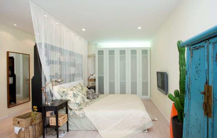 Slaapkamer met witte draadgordijnen