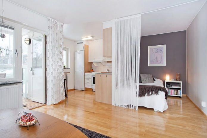 zonering in een studio-appartement met draadgordijnen