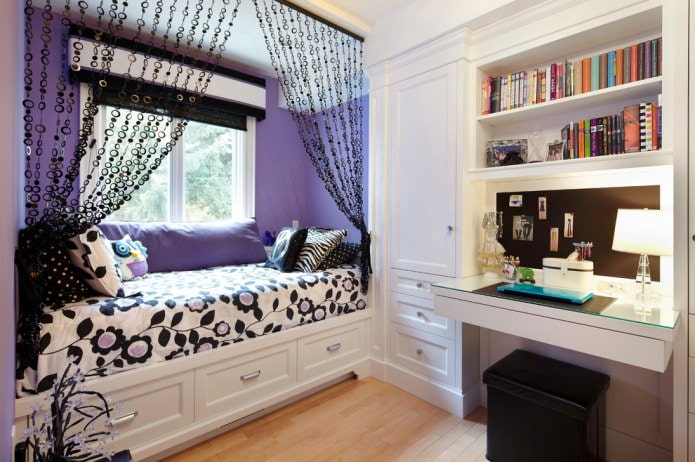 gordijnen van zwarte draad in het interieur van een kinderkamer