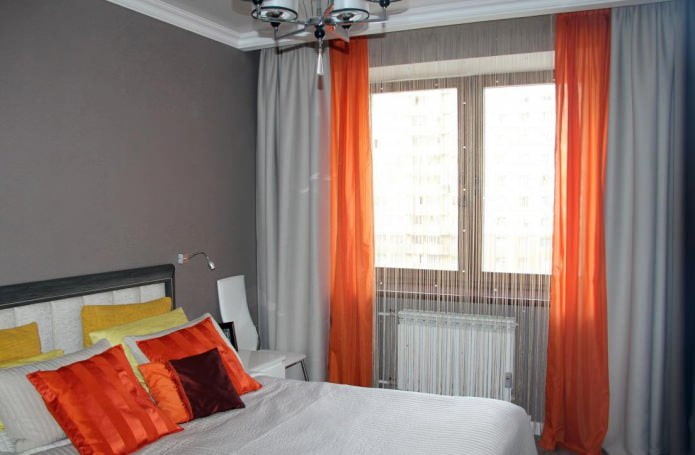 Slaapkamer met draadgordijnen