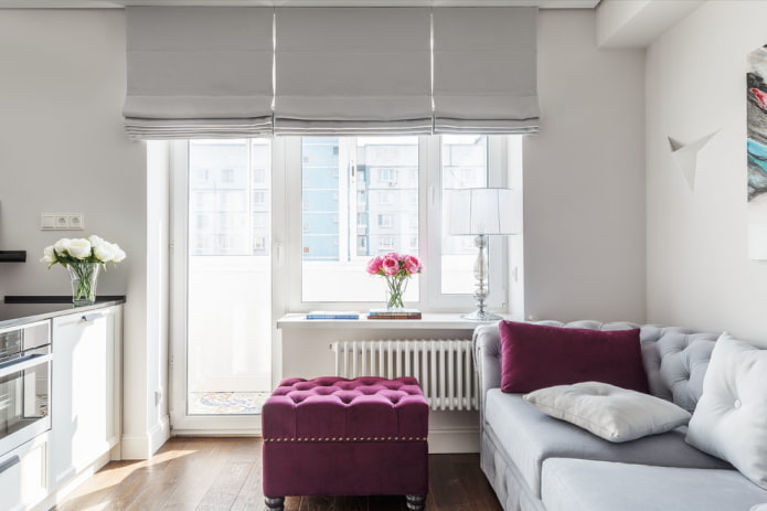 vouwgordijnen in het interieur van de woonkamer