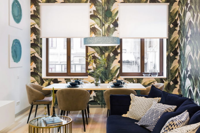 witte rolgordijnen in het interieur