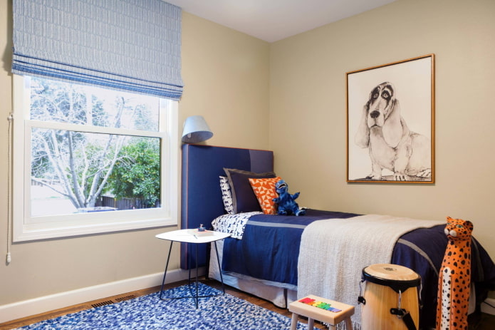 blauwe vouwgordijnen in de kinderkamer